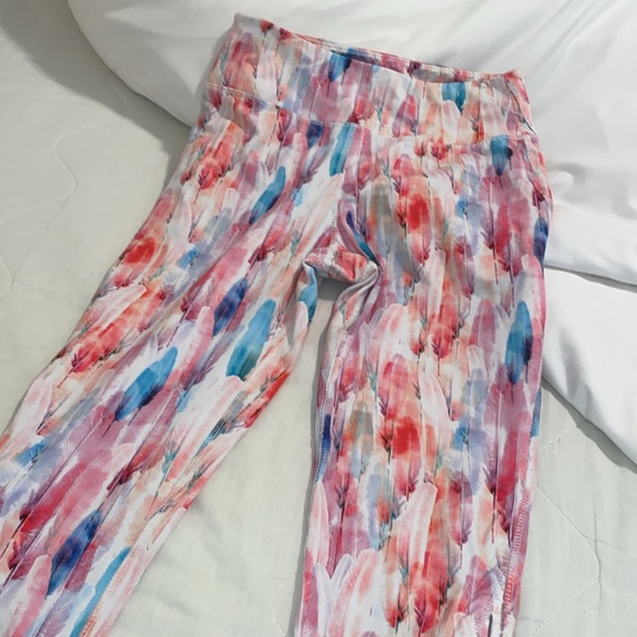 Madden Feather Workout Capris Medium - Picture 4 of 4